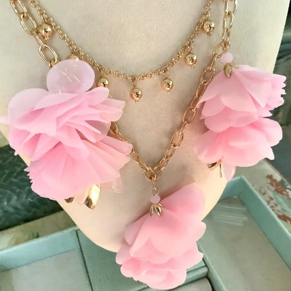 LILLY PULITZER NECKLACE 🩷 CASCADING PETALS- SOFT PINK TROPICS NECKLACE/GOLD - Picture 2 of 15